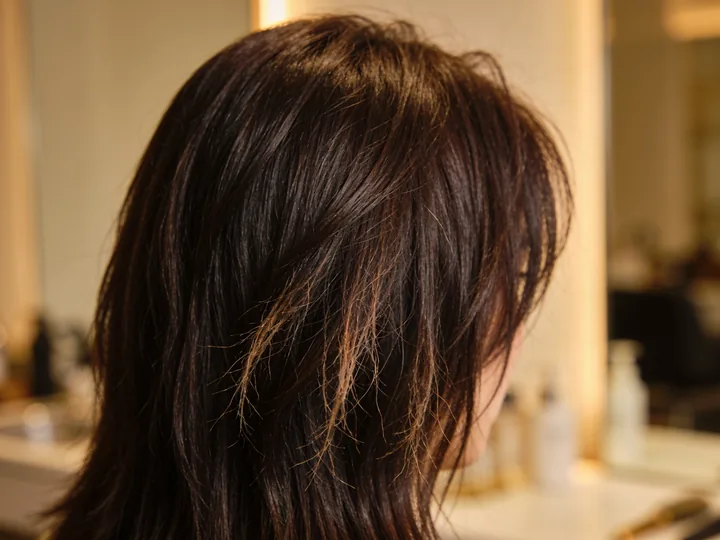 Cabelo escuro ou danificado a ser iluminado